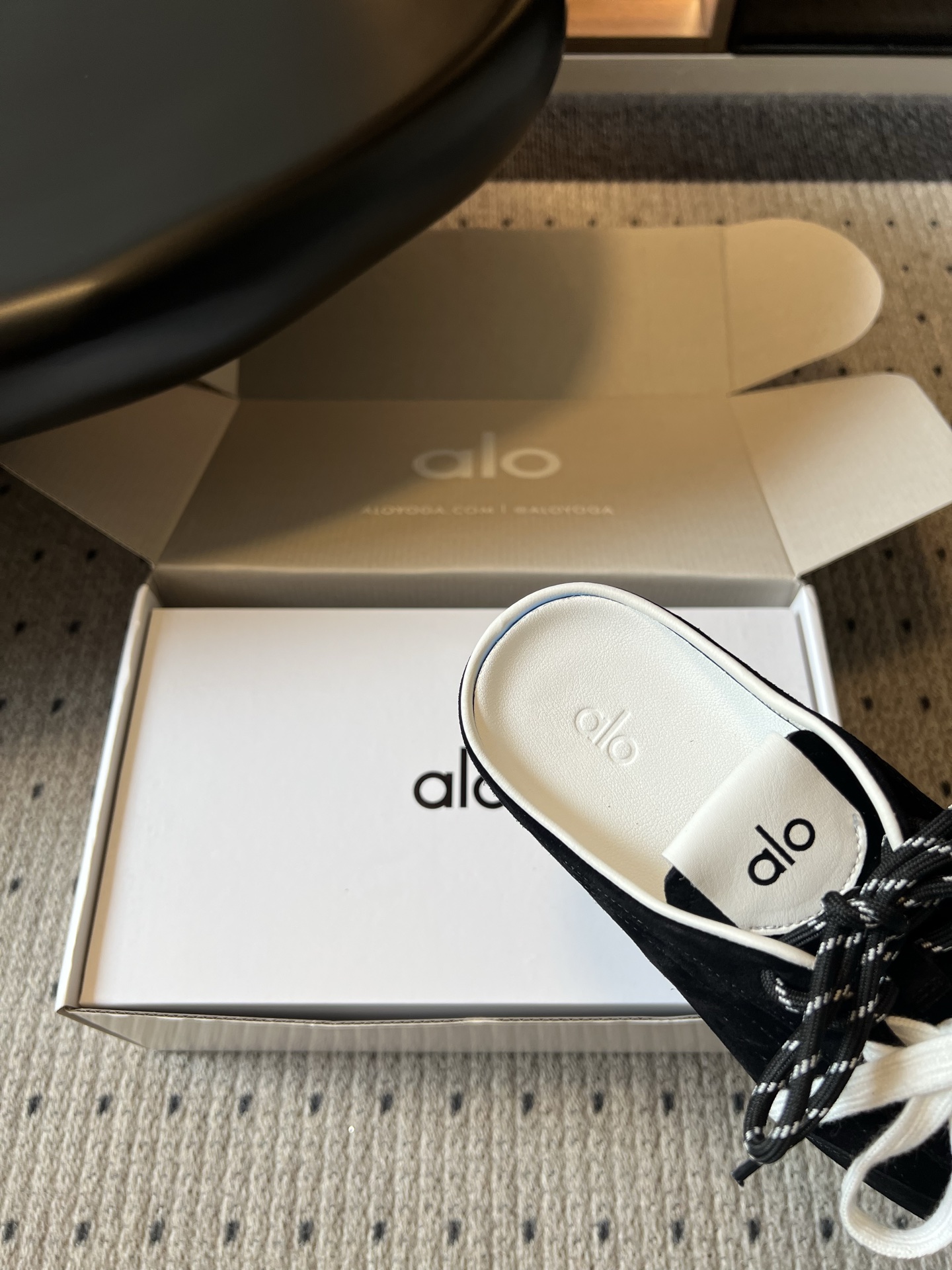 Al* 26ss 夏季新款德训运动鞋半拖设计上延续了德训鞋的经典线条,做了无后跟半拖的懒人改良,鞋身采用 Al* 26ss 夏季新款德训运动鞋半拖设计上延续了德训鞋的经典线条,做了无后跟半拖的懒人改良,鞋身采用