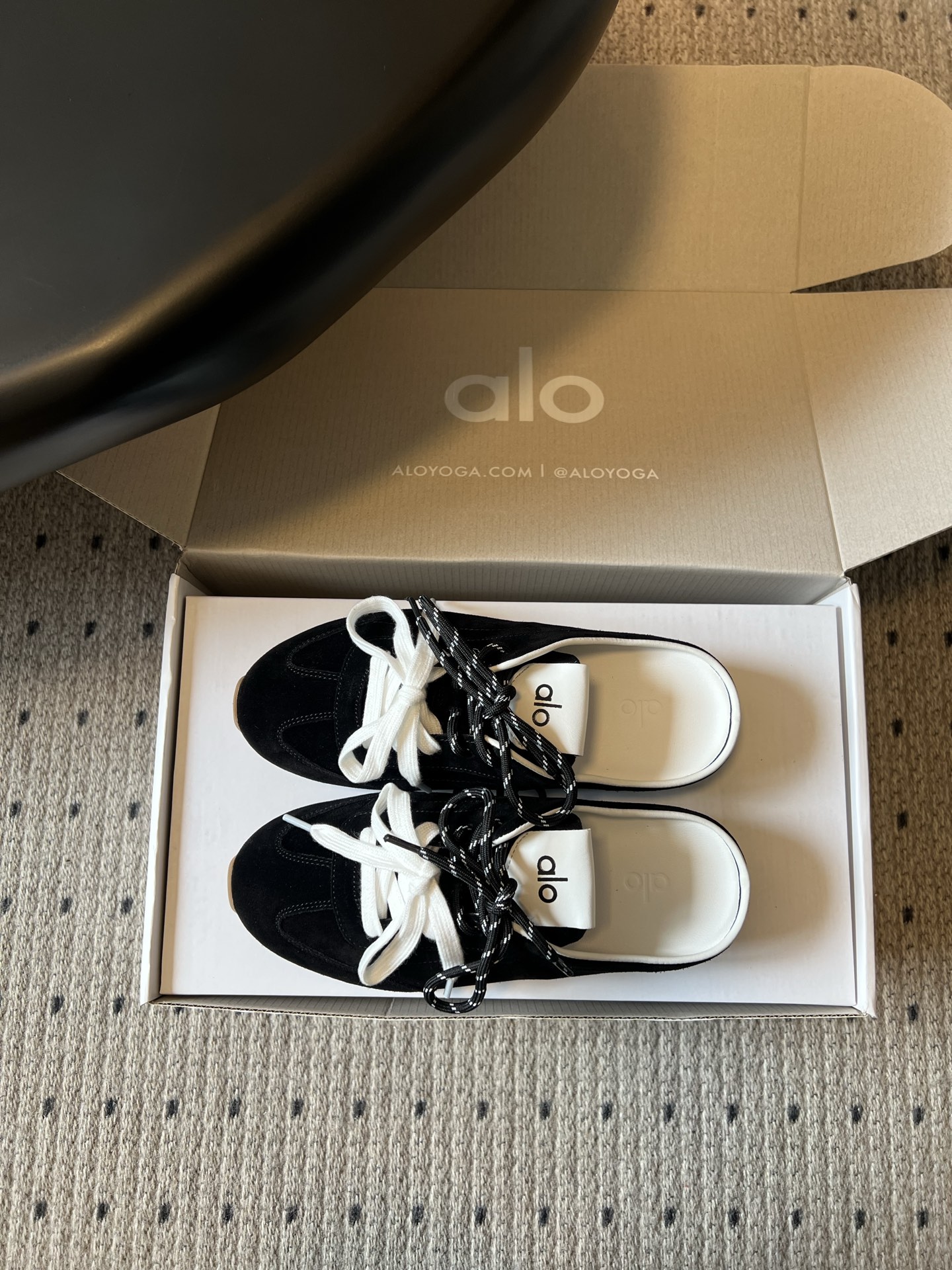 Al* 26ss 夏季新款德训运动鞋半拖设计上延续了德训鞋的经典线条,做了无后跟半拖的懒人改良,鞋身采用 Al* 26ss 夏季新款德训运动鞋半拖设计上延续了德训鞋的经典线条,做了无后跟半拖的懒人改良,鞋身采用