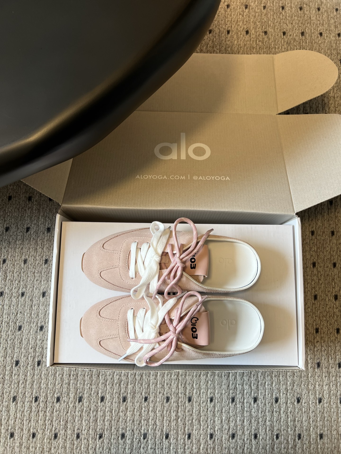 Al* 26ss 夏季新款德训运动鞋半拖设计上延续了德训鞋的经典线条，做了无后跟半拖的懒人改良，鞋身采用