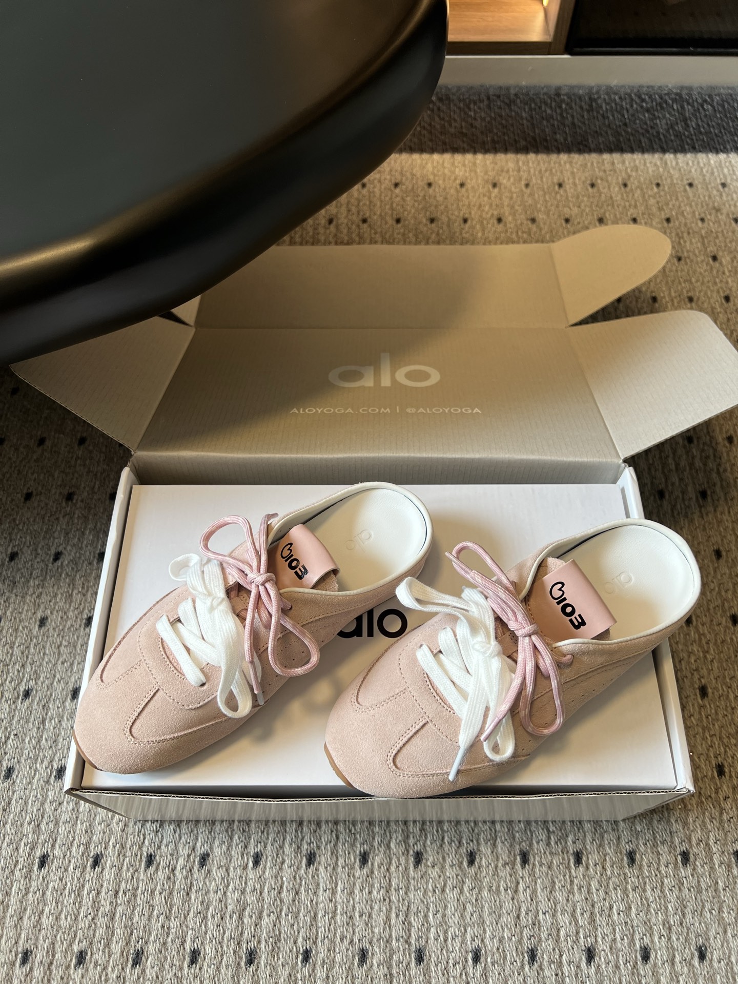 Al* 26ss 夏季新款德训运动鞋半拖设计上延续了德训鞋的经典线条，做了无后跟半拖的懒人改良，鞋身采用