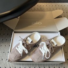 Al* 26ss 夏季新款德训运动鞋半拖设计上延续了德训鞋的经典线条,做了无后跟半拖的懒人改良,鞋身采用 Al* 26ss 夏季新款德训运动鞋半拖设计上延续了德训鞋的经典线条,做了无后跟半拖的懒人改良,鞋身采用