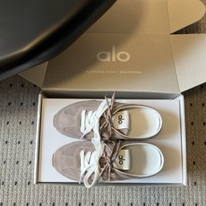 Al* 26ss 夏季新款德训运动鞋半拖设计上延续了德训鞋的经典线条,做了无后跟半拖的懒人改良,鞋身采用 Al* 26ss 夏季新款德训运动鞋半拖设计上延续了德训鞋的经典线条,做了无后跟半拖的懒人改良,鞋身采用