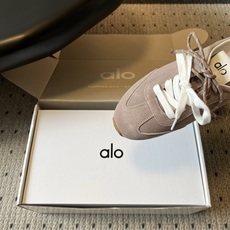 Al* 26ss 夏季新款德训运动鞋半拖设计上延续了德训鞋的经典线条,做了无后跟半拖的懒人改良,鞋身采用 Al* 26ss 夏季新款德训运动鞋半拖设计上延续了德训鞋的经典线条,做了无后跟半拖的懒人改良,鞋身采用