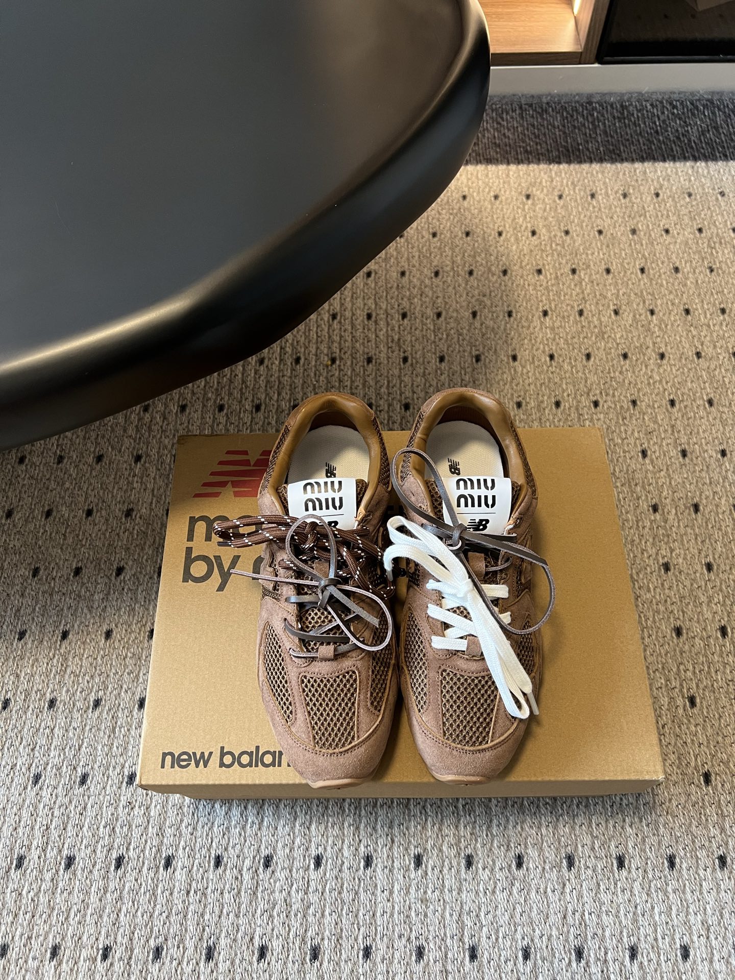 NO:886177,Miu mi *  Low-top shoes are neat and slim, and can be easily matched with casual pants, jeans or sportswear. They are suitable for daily outings or retro wear. They are versatile models that can easily enhance the look and texture. Cow suede upper, sheepskin lining, rubber outsole, size 35-41 (customized sizes 40 and 41 are non-refundable), casual shoes/sports shoes, miumiu, sneakers, jeans, sheepskin19860909Miu mi*× New Balanc* 联名运动鞋 鞋身采用网眼面料搭配翻毛皮材质,拼接出细腻的层次感,双鞋带设计是点睛之笔,打破了传统运动鞋的单调感,兼具设计感与细节巧思,自带甜酷反差魅力. 低帮鞋型利落显瘦,搭配休闲裤、牛仔裤或运动装都能轻松适配,不管是日常出街还是打造复古穿搭都很合适,是能轻松提升造型质感的百搭款. 鞋面牛反绒 内里羊皮 大底橡胶大底 size35-41码（40、41码定制不退换）,休闲鞋/运动鞋,miumiu,sneakers,jeans,sheepskin,Women's Shoes