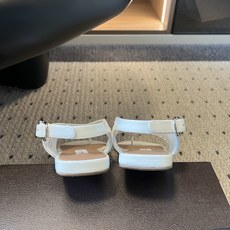 ALAÏ*26ss夏季新款网面夹趾凉鞋ALAÏA 网面夹趾凉鞋,以品牌标志性的网面设计为核心亮点,将利落 ALAÏ*26ss夏季新款网面夹趾凉鞋ALAÏA 网面夹趾凉鞋,以品牌标志性的网面设计为核心亮点,将利落