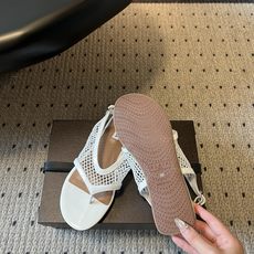 ALAÏ*26ss夏季新款网面夹趾凉鞋ALAÏA 网面夹趾凉鞋,以品牌标志性的网面设计为核心亮点,将利落 ALAÏ*26ss夏季新款网面夹趾凉鞋ALAÏA 网面夹趾凉鞋,以品牌标志性的网面设计为核心亮点,将利落