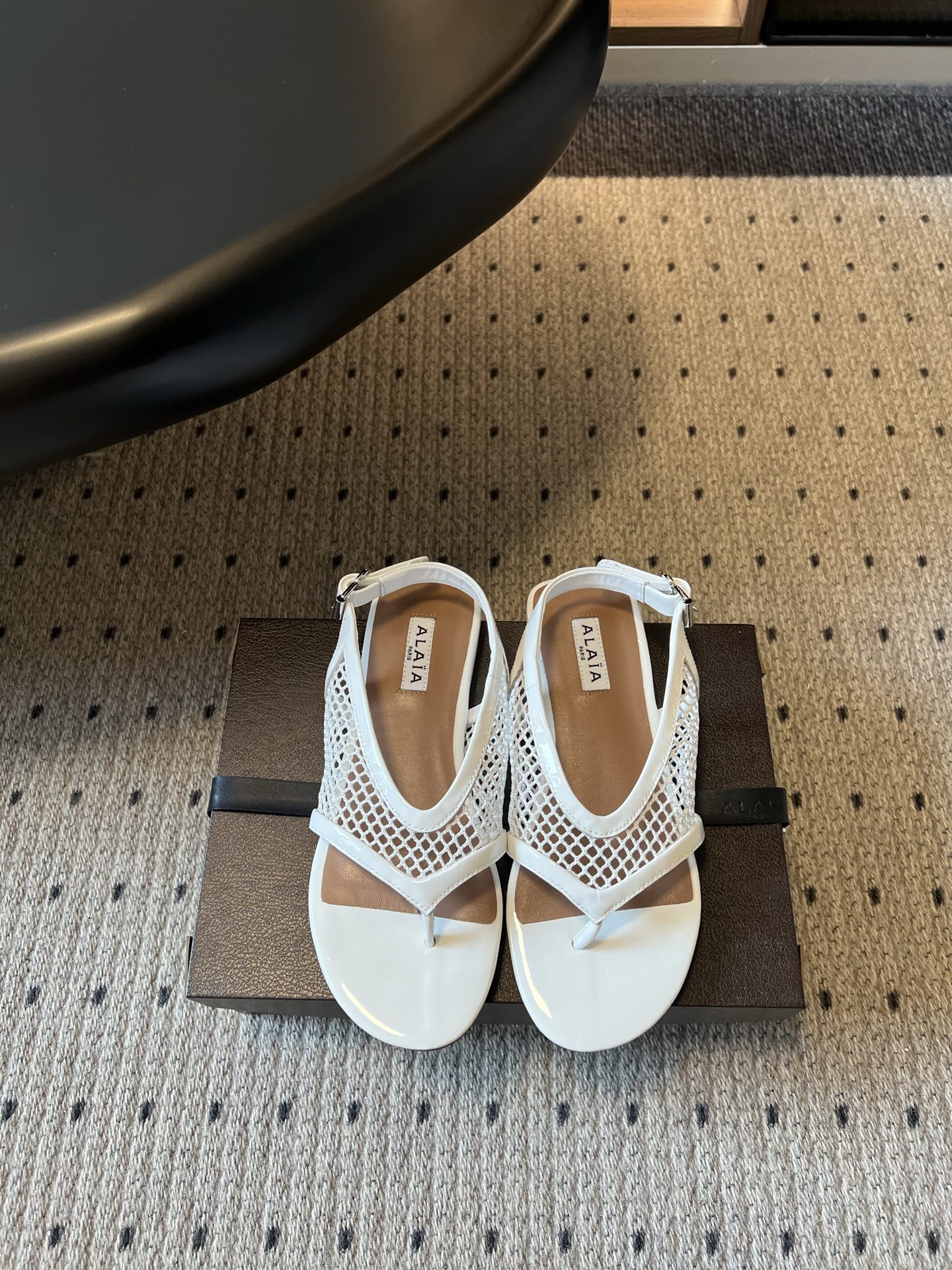 ALAÏ*26ss夏季新款网面夹趾凉鞋ALAÏA 网面夹趾凉鞋，以品牌标志性的网面设计为核心亮点，将利落