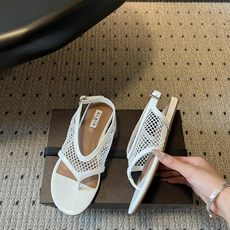 ALAÏ*26ss夏季新款网面夹趾凉鞋ALAÏA 网面夹趾凉鞋,以品牌标志性的网面设计为核心亮点,将利落 ALAÏ*26ss夏季新款网面夹趾凉鞋ALAÏA 网面夹趾凉鞋,以品牌标志性的网面设计为核心亮点,将利落