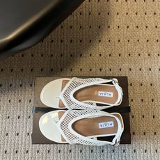 ALAÏ*26ss夏季新款网面夹趾凉鞋ALAÏA 网面夹趾凉鞋,以品牌标志性的网面设计为核心亮点,将利落 ALAÏ*26ss夏季新款网面夹趾凉鞋ALAÏA 网面夹趾凉鞋,以品牌标志性的网面设计为核心亮点,将利落