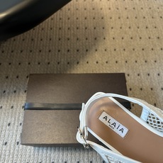 ALAÏ*26ss夏季新款网面夹趾凉鞋ALAÏA 网面夹趾凉鞋,以品牌标志性的网面设计为核心亮点,将利落 ALAÏ*26ss夏季新款网面夹趾凉鞋ALAÏA 网面夹趾凉鞋,以品牌标志性的网面设计为核心亮点,将利落