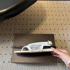 ALAÏ*26ss夏季新款网面夹趾凉鞋ALAÏA 网面夹趾凉鞋,以品牌标志性的网面设计为核心亮点,将利落 ALAÏ*26ss夏季新款网面夹趾凉鞋ALAÏA 网面夹趾凉鞋,以品牌标志性的网面设计为核心亮点,将利落