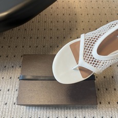 ALAÏ*26ss夏季新款网面夹趾凉鞋ALAÏA 网面夹趾凉鞋,以品牌标志性的网面设计为核心亮点,将利落 ALAÏ*26ss夏季新款网面夹趾凉鞋ALAÏA 网面夹趾凉鞋,以品牌标志性的网面设计为核心亮点,将利落