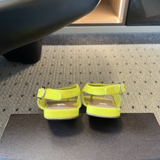 ALAÏ*26ss夏季新款网面夹趾凉鞋ALAÏA 网面夹趾凉鞋,以品牌标志性的网面设计为核心亮点,将利落 ALAÏ*26ss夏季新款网面夹趾凉鞋ALAÏA 网面夹趾凉鞋,以品牌标志性的网面设计为核心亮点,将利落