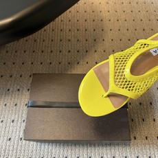 ALAÏ*26ss夏季新款网面夹趾凉鞋ALAÏA 网面夹趾凉鞋,以品牌标志性的网面设计为核心亮点,将利落 ALAÏ*26ss夏季新款网面夹趾凉鞋ALAÏA 网面夹趾凉鞋,以品牌标志性的网面设计为核心亮点,将利落
