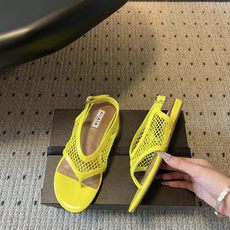 ALAÏ*26ss夏季新款网面夹趾凉鞋ALAÏA 网面夹趾凉鞋,以品牌标志性的网面设计为核心亮点,将利落 ALAÏ*26ss夏季新款网面夹趾凉鞋ALAÏA 网面夹趾凉鞋,以品牌标志性的网面设计为核心亮点,将利落