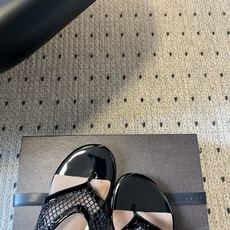 ALAÏ*26ss夏季新款网面夹趾凉鞋ALAÏA 网面夹趾凉鞋,以品牌标志性的网面设计为核心亮点,将利落 ALAÏ*26ss夏季新款网面夹趾凉鞋ALAÏA 网面夹趾凉鞋,以品牌标志性的网面设计为核心亮点,将利落