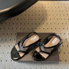 ALAÏ*26ss夏季新款网面夹趾凉鞋ALAÏA 网面夹趾凉鞋,以品牌标志性的网面设计为核心亮点,将利落 ALAÏ*26ss夏季新款网面夹趾凉鞋ALAÏA 网面夹趾凉鞋,以品牌标志性的网面设计为核心亮点,将利落