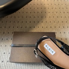 ALAÏ*26ss夏季新款网面夹趾凉鞋ALAÏA 网面夹趾凉鞋,以品牌标志性的网面设计为核心亮点,将利落 ALAÏ*26ss夏季新款网面夹趾凉鞋ALAÏA 网面夹趾凉鞋,以品牌标志性的网面设计为核心亮点,将利落