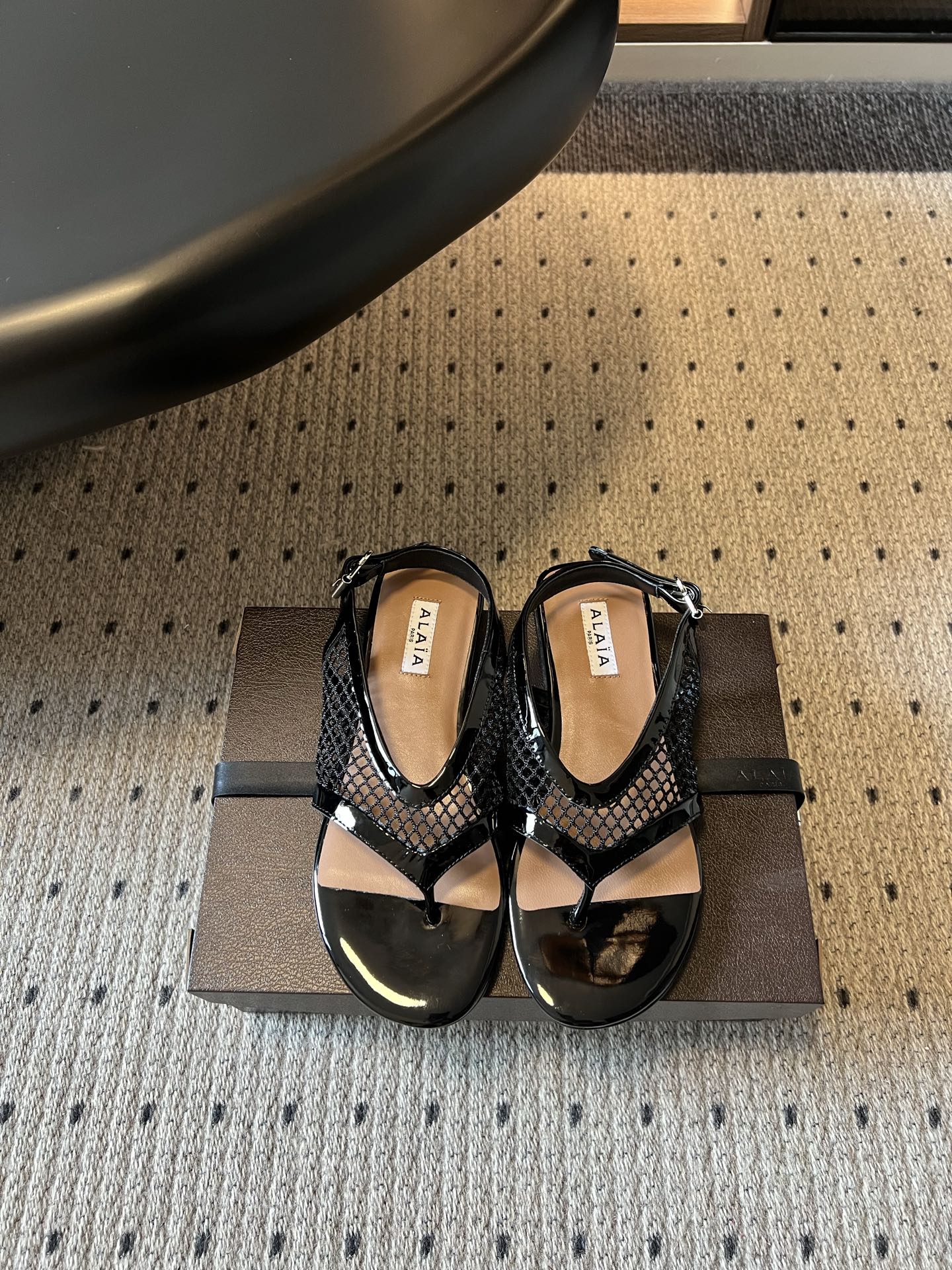 ALAÏ*26ss夏季新款网面夹趾凉鞋ALAÏA 网面夹趾凉鞋，以品牌标志性的网面设计为核心亮点，将利落