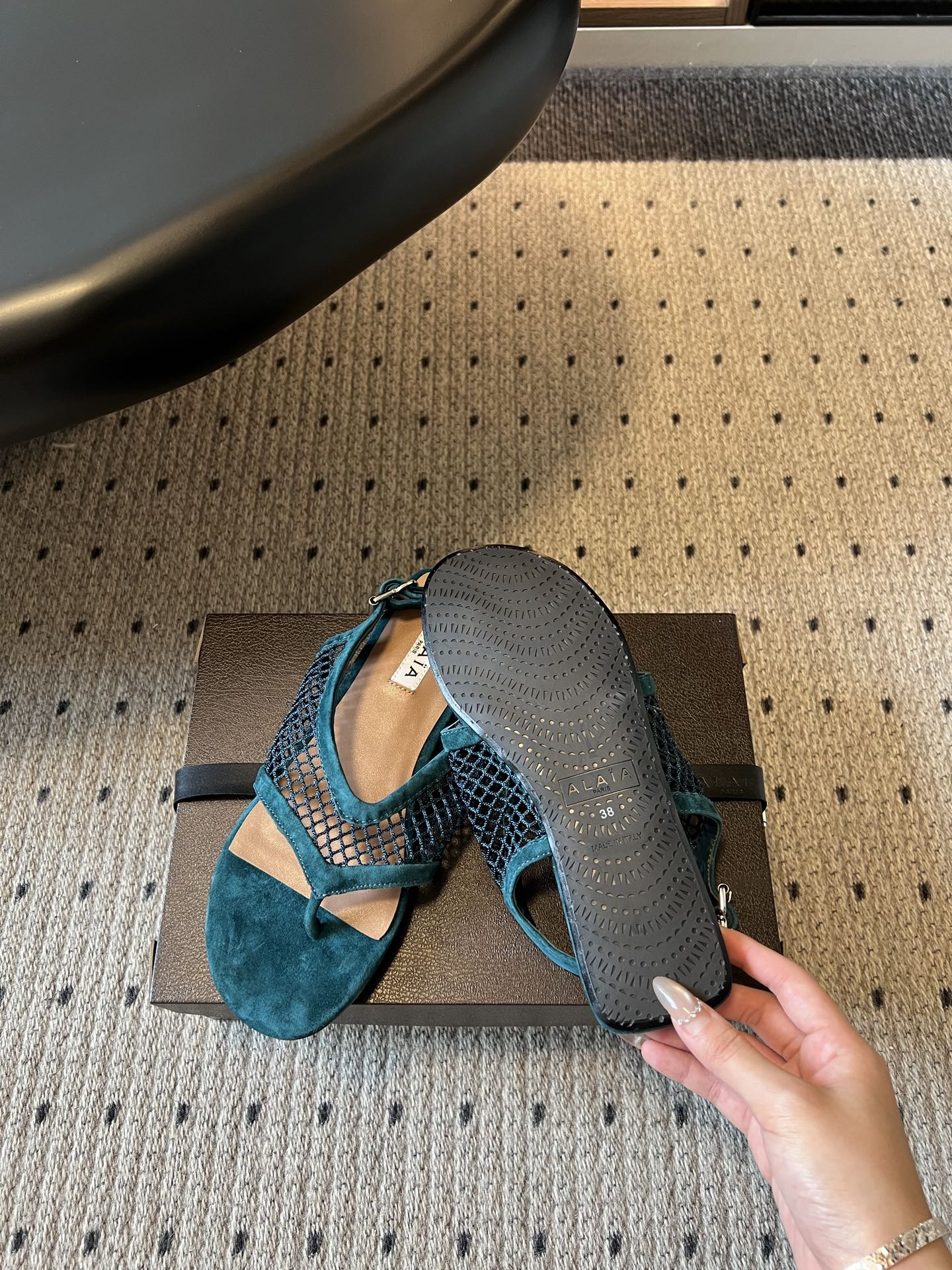 ALAÏ*26ss夏季新款网面夹趾凉鞋ALAÏA 网面夹趾凉鞋,以品牌标志性的网面设计为核心亮点,将利落 ALAÏ*26ss夏季新款网面夹趾凉鞋ALAÏA 网面夹趾凉鞋,以品牌标志性的网面设计为核心亮点,将利落