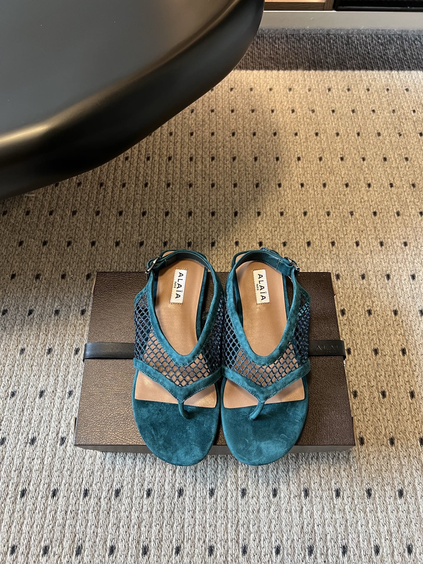 ALAÏ*26ss夏季新款网面夹趾凉鞋ALAÏA 网面夹趾凉鞋，以品牌标志性的网面设计为核心亮点，将利落