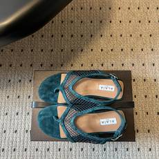 ALAÏ*26ss夏季新款网面夹趾凉鞋ALAÏA 网面夹趾凉鞋,以品牌标志性的网面设计为核心亮点,将利落 ALAÏ*26ss夏季新款网面夹趾凉鞋ALAÏA 网面夹趾凉鞋,以品牌标志性的网面设计为核心亮点,将利落