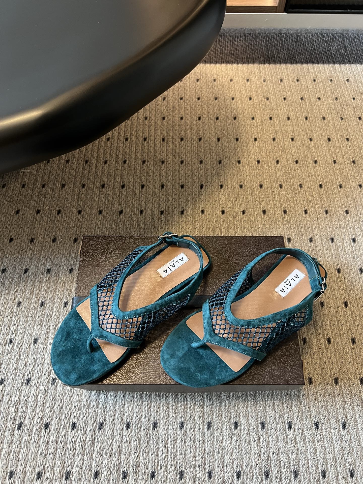 ALAÏ*26ss夏季新款网面夹趾凉鞋ALAÏA 网面夹趾凉鞋,以品牌标志性的网面设计为核心亮点,将利落 ALAÏ*26ss夏季新款网面夹趾凉鞋ALAÏA 网面夹趾凉鞋,以品牌标志性的网面设计为核心亮点,将利落
