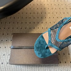 ALAÏ*26ss夏季新款网面夹趾凉鞋ALAÏA 网面夹趾凉鞋,以品牌标志性的网面设计为核心亮点,将利落 ALAÏ*26ss夏季新款网面夹趾凉鞋ALAÏA 网面夹趾凉鞋,以品牌标志性的网面设计为核心亮点,将利落
