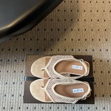 ALAÏ*26ss夏季新款网面夹趾凉鞋ALAÏA 网面夹趾凉鞋,以品牌标志性的网面设计为核心亮点,将利落 ALAÏ*26ss夏季新款网面夹趾凉鞋ALAÏA 网面夹趾凉鞋,以品牌标志性的网面设计为核心亮点,将利落
