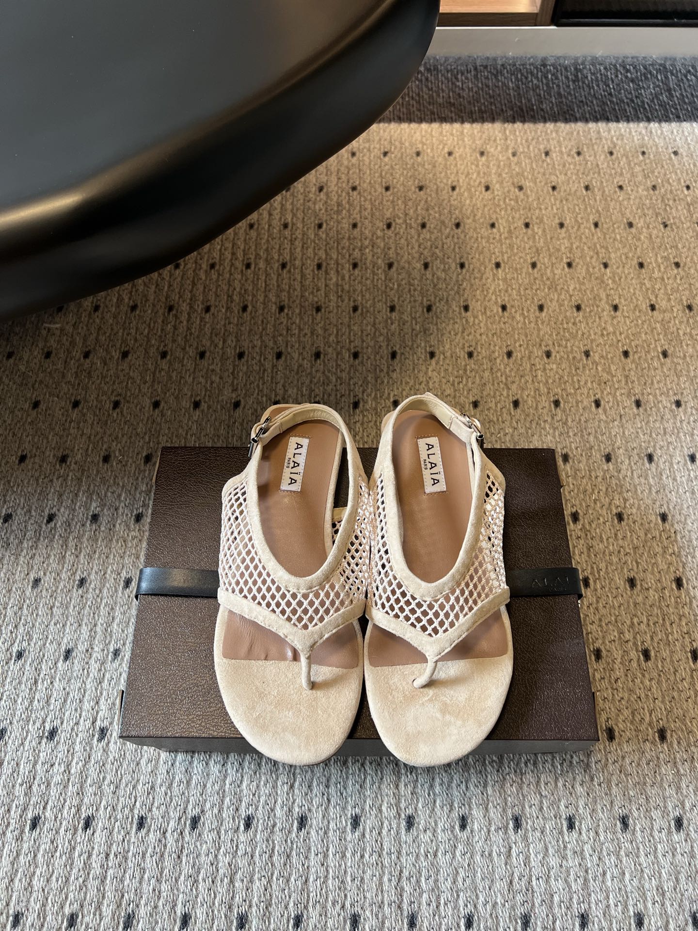 NO:869041,ALA*26ss new summer mesh flip-flop sandals ALAA mesh flip-flops take the brand's iconic mesh design as the core highlight, cleverly blending clean lines with a breathable texture to create a French style that is both cool and feminine. Whether paired with simple denim items, drapey wide-leg pants, or neat summer skirts, they can be easily matched, injecting a neat and fashionable atmosphere into daily wear, and adapting to a variety of scene needs.  Upper sheepskin/cow suede, lining sheepskin, outsole original molded outsole size 35-41 (customized sizes 40 and 41 are not returnable), split-toe shoes, sandals, skirts, sheepskin19860909ALA*26ss夏季新款网面夹趾凉鞋 ALAA 网面夹趾凉鞋,以品牌标志性的网面设计为核心亮点,将利落线条与透气质感巧妙融合,演绎出兼具酷感与柔美的法式风格. 无论是搭配简约牛仔单品、垂坠感阔腿裤,还是利落的夏日裙装,都能轻松适配,为日常穿搭注入利落又时髦的氛围,适配多种场景需求. 鞋面羊皮/牛反绒 内里羊皮 大底原版开模大底 size35-41码（40、41码定制不退换）,分趾鞋,sandals,skirts,sheepskin,Women's Shoes