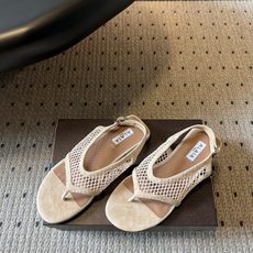 ALAÏ*26ss夏季新款网面夹趾凉鞋ALAÏA 网面夹趾凉鞋,以品牌标志性的网面设计为核心亮点,将利落 ALAÏ*26ss夏季新款网面夹趾凉鞋ALAÏA 网面夹趾凉鞋,以品牌标志性的网面设计为核心亮点,将利落
