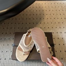 ALAÏ*26ss夏季新款网面夹趾凉鞋ALAÏA 网面夹趾凉鞋,以品牌标志性的网面设计为核心亮点,将利落 ALAÏ*26ss夏季新款网面夹趾凉鞋ALAÏA 网面夹趾凉鞋,以品牌标志性的网面设计为核心亮点,将利落