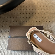 ALAÏ*26ss夏季新款网面夹趾凉鞋ALAÏA 网面夹趾凉鞋,以品牌标志性的网面设计为核心亮点,将利落 ALAÏ*26ss夏季新款网面夹趾凉鞋ALAÏA 网面夹趾凉鞋,以品牌标志性的网面设计为核心亮点,将利落
