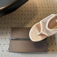 ALAÏ*26ss夏季新款网面夹趾凉鞋ALAÏA 网面夹趾凉鞋,以品牌标志性的网面设计为核心亮点,将利落 ALAÏ*26ss夏季新款网面夹趾凉鞋ALAÏA 网面夹趾凉鞋,以品牌标志性的网面设计为核心亮点,将利落