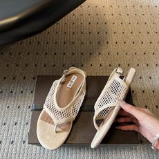 ALAÏ*26ss夏季新款网面夹趾凉鞋ALAÏA 网面夹趾凉鞋,以品牌标志性的网面设计为核心亮点,将利落 ALAÏ*26ss夏季新款网面夹趾凉鞋ALAÏA 网面夹趾凉鞋,以品牌标志性的网面设计为核心亮点,将利落