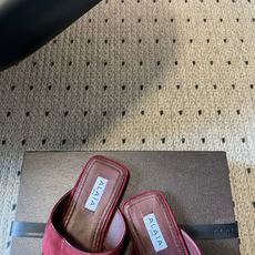 ALAÏ*26ss夏季新款夹趾平底凉拖这双夹趾平底凉拖是品牌标志性雕塑美学的又一力作,以极简线条与顶级材 ALAÏ*26ss夏季新款夹趾平底凉拖这双夹趾平底凉拖是品牌标志性雕塑美学的又一力作,以极简线条与顶级材