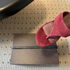 ALAÏ*26ss夏季新款夹趾平底凉拖这双夹趾平底凉拖是品牌标志性雕塑美学的又一力作,以极简线条与顶级材 ALAÏ*26ss夏季新款夹趾平底凉拖这双夹趾平底凉拖是品牌标志性雕塑美学的又一力作,以极简线条与顶级材
