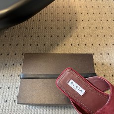 ALAÏ*26ss夏季新款夹趾平底凉拖这双夹趾平底凉拖是品牌标志性雕塑美学的又一力作,以极简线条与顶级材 ALAÏ*26ss夏季新款夹趾平底凉拖这双夹趾平底凉拖是品牌标志性雕塑美学的又一力作,以极简线条与顶级材