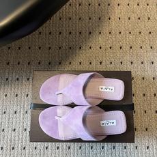 ALAÏ*26ss夏季新款夹趾平底凉拖这双夹趾平底凉拖是品牌标志性雕塑美学的又一力作,以极简线条与顶级材 ALAÏ*26ss夏季新款夹趾平底凉拖这双夹趾平底凉拖是品牌标志性雕塑美学的又一力作,以极简线条与顶级材