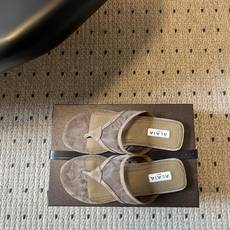 ALAÏ*26ss夏季新款夹趾平底凉拖这双夹趾平底凉拖是品牌标志性雕塑美学的又一力作,以极简线条与顶级材 ALAÏ*26ss夏季新款夹趾平底凉拖这双夹趾平底凉拖是品牌标志性雕塑美学的又一力作,以极简线条与顶级材