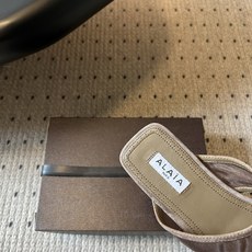 ALAÏ*26ss夏季新款夹趾平底凉拖这双夹趾平底凉拖是品牌标志性雕塑美学的又一力作,以极简线条与顶级材 ALAÏ*26ss夏季新款夹趾平底凉拖这双夹趾平底凉拖是品牌标志性雕塑美学的又一力作,以极简线条与顶级材