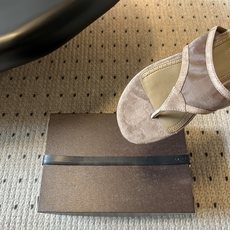 ALAÏ*26ss夏季新款夹趾平底凉拖这双夹趾平底凉拖是品牌标志性雕塑美学的又一力作,以极简线条与顶级材 ALAÏ*26ss夏季新款夹趾平底凉拖这双夹趾平底凉拖是品牌标志性雕塑美学的又一力作,以极简线条与顶级材