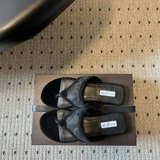 ALAÏ*26ss夏季新款夹趾平底凉拖这双夹趾平底凉拖是品牌标志性雕塑美学的又一力作,以极简线条与顶级材 ALAÏ*26ss夏季新款夹趾平底凉拖这双夹趾平底凉拖是品牌标志性雕塑美学的又一力作,以极简线条与顶级材