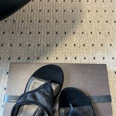ALAÏ*26ss夏季新款夹趾平底凉拖这双夹趾平底凉拖是品牌标志性雕塑美学的又一力作,以极简线条与顶级材 ALAÏ*26ss夏季新款夹趾平底凉拖这双夹趾平底凉拖是品牌标志性雕塑美学的又一力作,以极简线条与顶级材