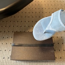 ALAÏ*26ss夏季新款夹趾平底凉拖这双夹趾平底凉拖是品牌标志性雕塑美学的又一力作,以极简线条与顶级材 ALAÏ*26ss夏季新款夹趾平底凉拖这双夹趾平底凉拖是品牌标志性雕塑美学的又一力作,以极简线条与顶级材