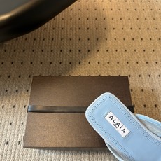 ALAÏ*26ss夏季新款夹趾平底凉拖这双夹趾平底凉拖是品牌标志性雕塑美学的又一力作,以极简线条与顶级材 ALAÏ*26ss夏季新款夹趾平底凉拖这双夹趾平底凉拖是品牌标志性雕塑美学的又一力作,以极简线条与顶级材