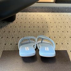ALAÏ*26ss夏季新款夹趾平底凉拖这双夹趾平底凉拖是品牌标志性雕塑美学的又一力作,以极简线条与顶级材 ALAÏ*26ss夏季新款夹趾平底凉拖这双夹趾平底凉拖是品牌标志性雕塑美学的又一力作,以极简线条与顶级材