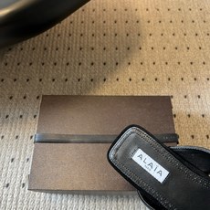 ALAÏ*26ss夏季新款夹趾平底凉拖这双夹趾平底凉拖是品牌标志性雕塑美学的又一力作,以极简线条与顶级材 ALAÏ*26ss夏季新款夹趾平底凉拖这双夹趾平底凉拖是品牌标志性雕塑美学的又一力作,以极简线条与顶级材