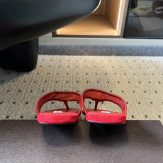 ALAÏ*26ss夏季新款夹趾平底凉拖这双夹趾平底凉拖是品牌标志性雕塑美学的又一力作,以极简线条与顶级材 ALAÏ*26ss夏季新款夹趾平底凉拖这双夹趾平底凉拖是品牌标志性雕塑美学的又一力作,以极简线条与顶级材