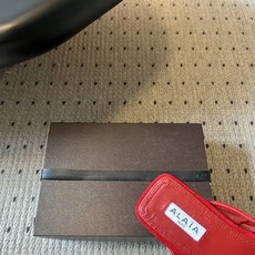 ALAÏ*26ss夏季新款夹趾平底凉拖这双夹趾平底凉拖是品牌标志性雕塑美学的又一力作,以极简线条与顶级材 ALAÏ*26ss夏季新款夹趾平底凉拖这双夹趾平底凉拖是品牌标志性雕塑美学的又一力作,以极简线条与顶级材